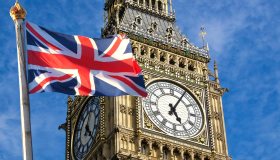 Gran Bretagna in recessione, aumentano le tasse. La Brexit è un lontano ricordo