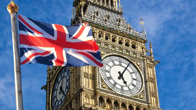 Gran Bretagna in recessione, aumentano le tasse. La Brexit è un lontano ricordo