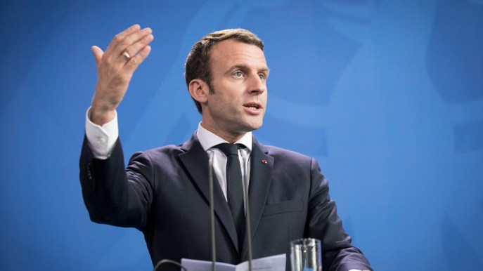 Riforma pensioni, Macron strappa: esplode la rabbia in Francia
