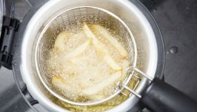 Sapete quanto inquina l’olio per alimenti e come riciclarlo?