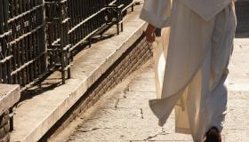 Quanto guadagnano un prete, un frate e una suora