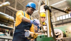Lavoro: vietato il pagamento in contanti, anche per gli stranieri richiedenti asilo