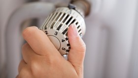 Caro bollette: termostato giù per 7 famiglie italiane su 10