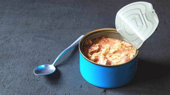 Dopo le uova contaminate tocca al tonno: ritirato famoso marchio per presenza di plastica blu