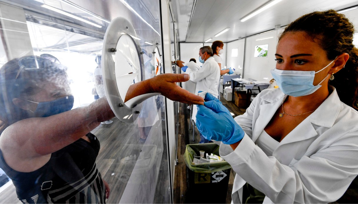 Coronavirus, un nuovo strano sintomo in aumento: si chiama parosmia