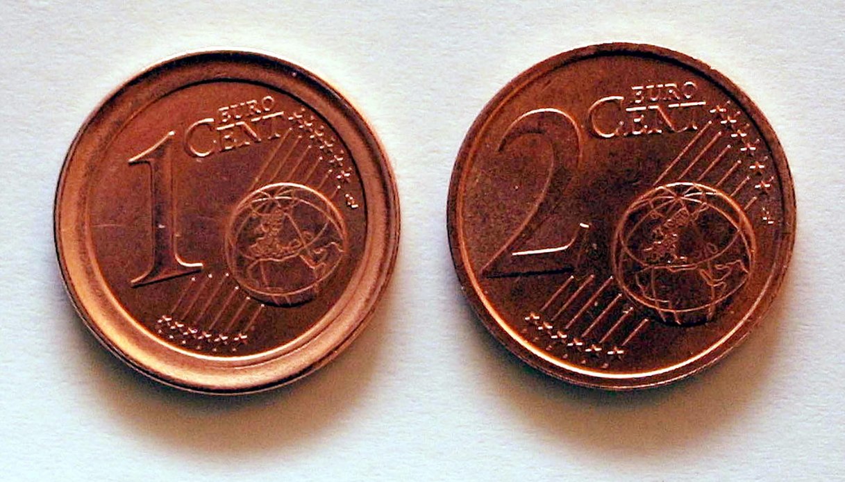 Addio alle monete da 1 e 2 centesimi: quando scatta e come cambiano i prezzi