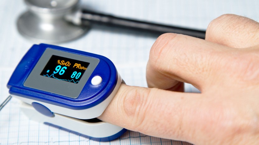 Saturimetro per Covid, perché averne uno: a cosa serve, come funziona, valori e prezzi