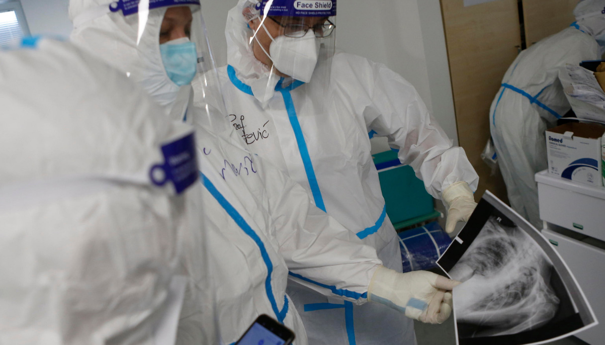 Covid, antinfiammatori per evitare il ricovero: il documento “salvavita” di Remuzzi