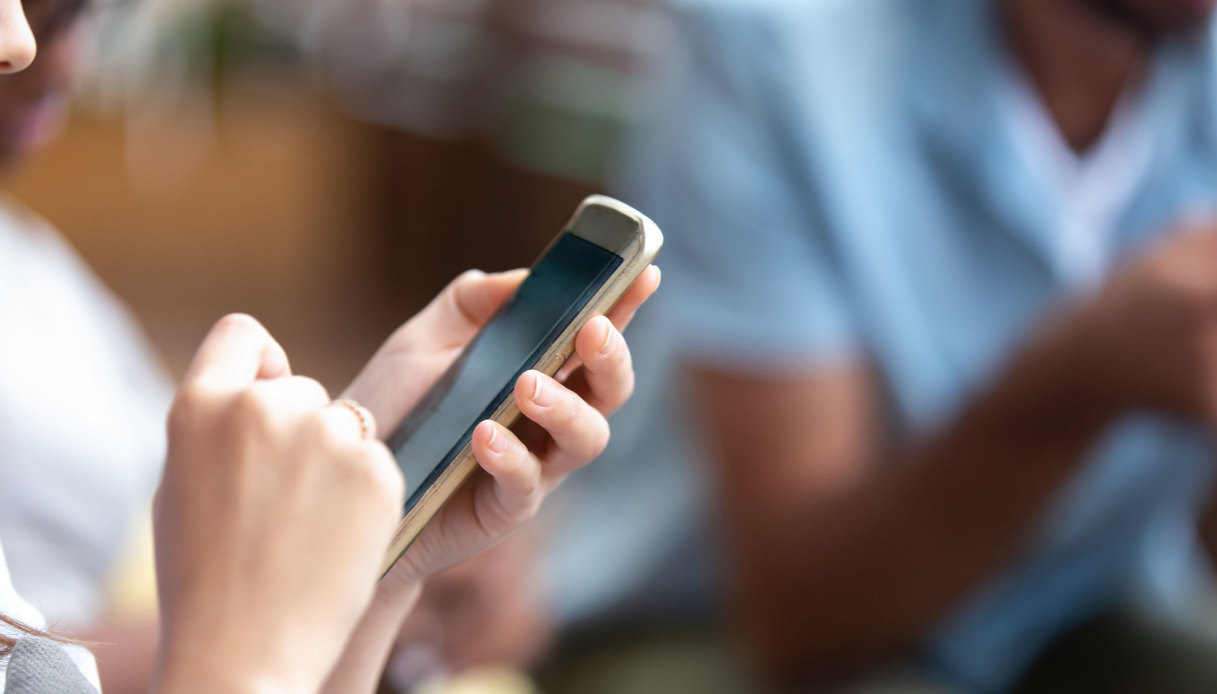 Addio alla radio FM sugli smartphone: da quando non si potrà più ascoltare, e i “trucchi” per evitarlo