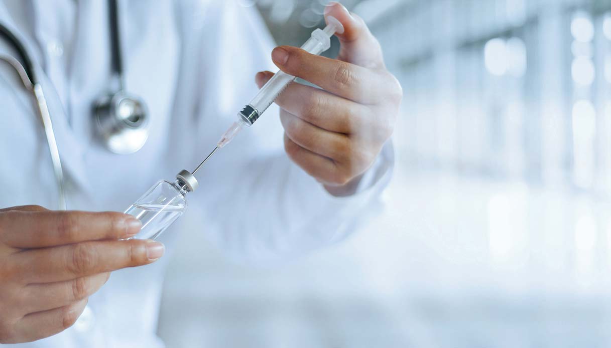 Vaccino Covid: gli effetti collaterali di Pfizer e Moderna, le testimonianze