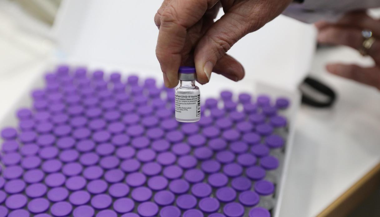 Covid, il “bugiardino” del vaccino di Pfizer: dosi ed effetti