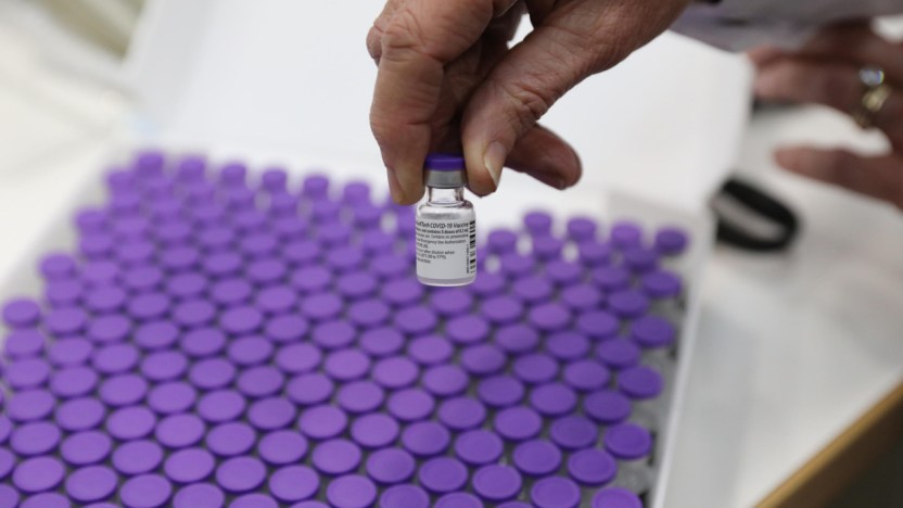 Covid, il “bugiardino” del vaccino di Pfizer: dosi ed effetti