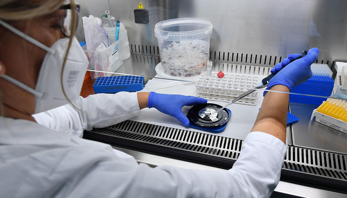 Blu di metilene, la nuova arma contro il Covid: cos’è e come funziona