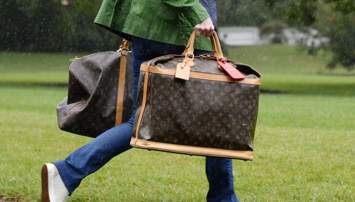 Perché e di quanto aumenteranno i prezzi delle borse Louis Vuitton
