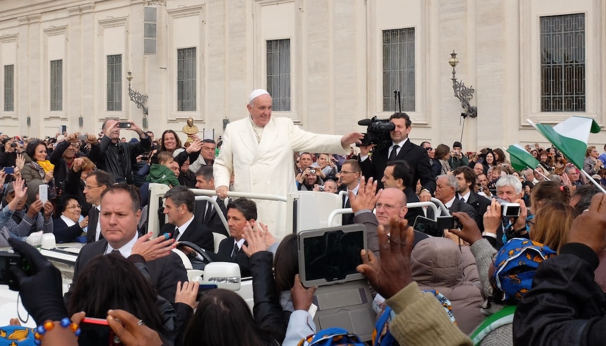 Il Papa taglia gli stipendi ai cardinali: quanto guadagnano e cosa cambia
