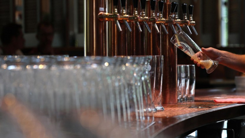 Covid, si può bere alcol prima del vaccino? I consigli degli esperti