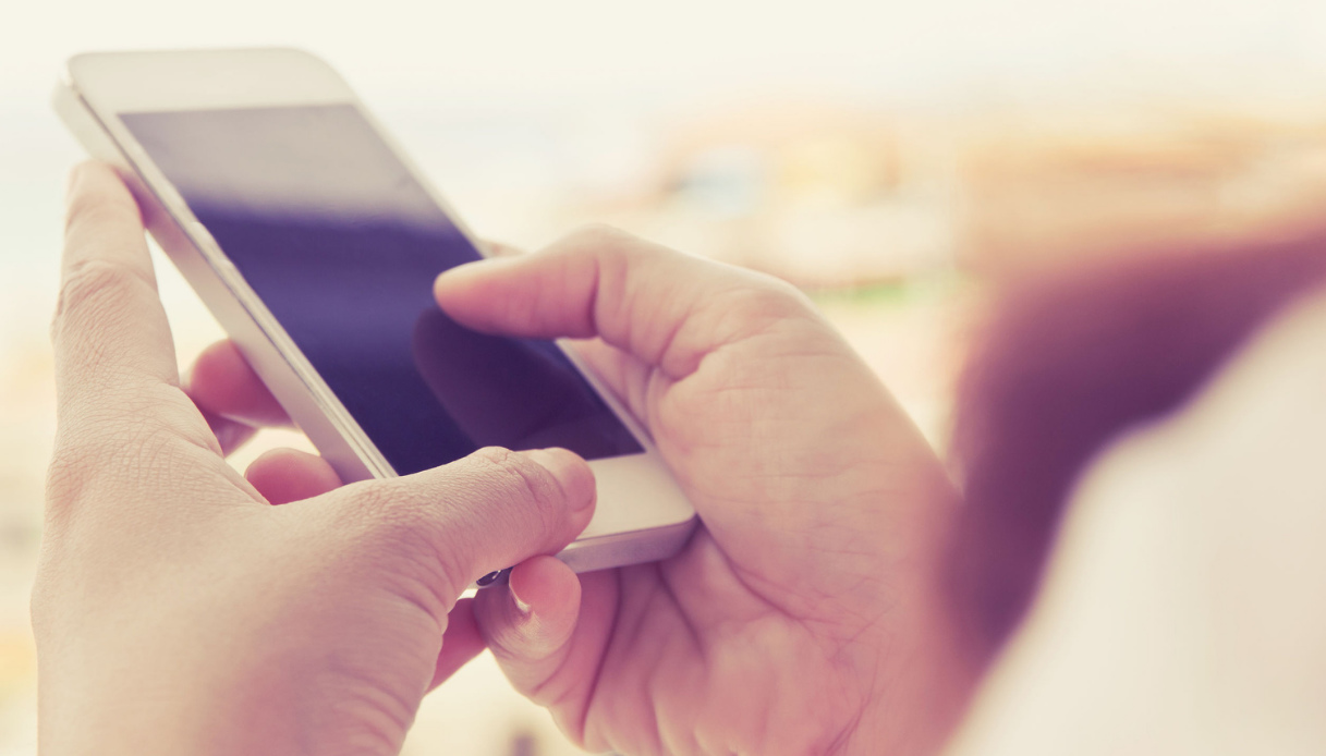 Attenzione alla nuova truffa del pacco in arrivo sospeso: come riconoscerla