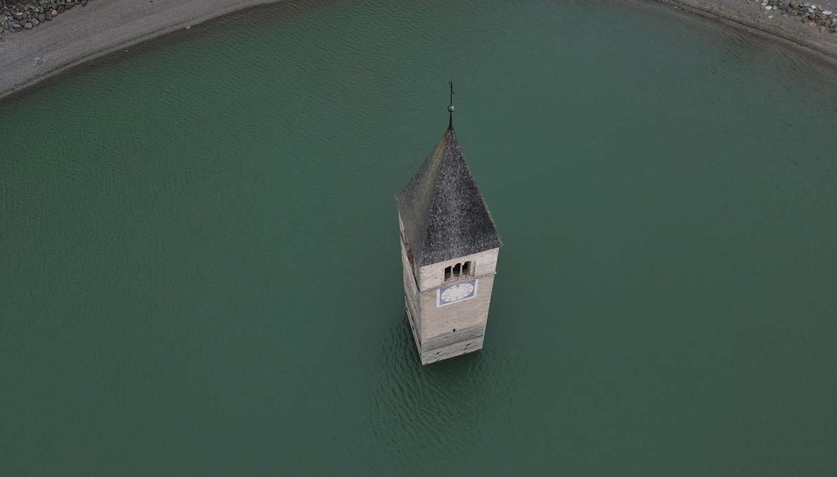 Riaffiora dal lago di Rèsia il paese sommerso di Curon: cosa sappiamo