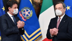 Scontro Draghi-Conte: “Rispetto impegni Nato o salta tutto”