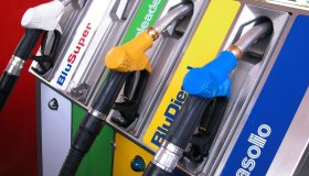 Dal taglio della benzina alle bollette: governo prepara il pacchetto energia