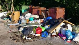 Come si configura il reato di abbandono dei rifiuti