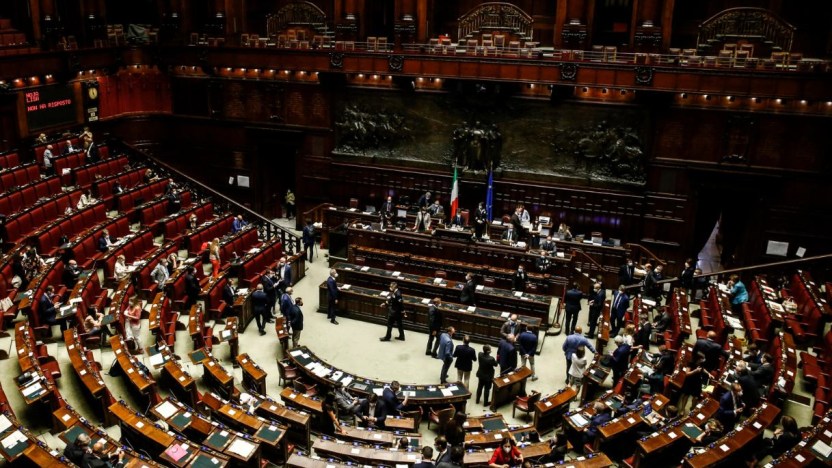 Un politico italiano ha dato in beneficienza lo stipendio