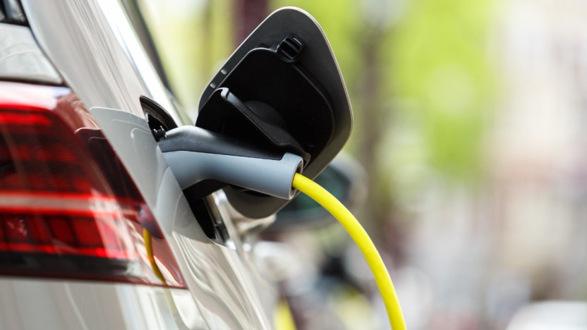 Auto elettriche, il paradosso della svolta “green”: quanto costerà di più una ricarica