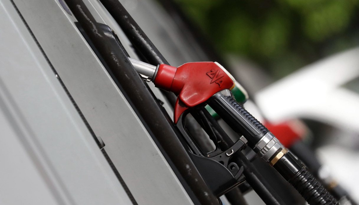 Allarme benzina, attenzione alla doppia tassa: quanto costa adesso