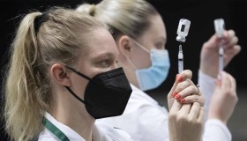 Vaccino Covid funziona meglio se sei donna e single. Ecco perché