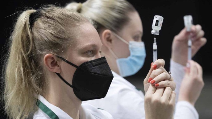 Vaccino Covid funziona meglio se sei donna e single. Ecco perché