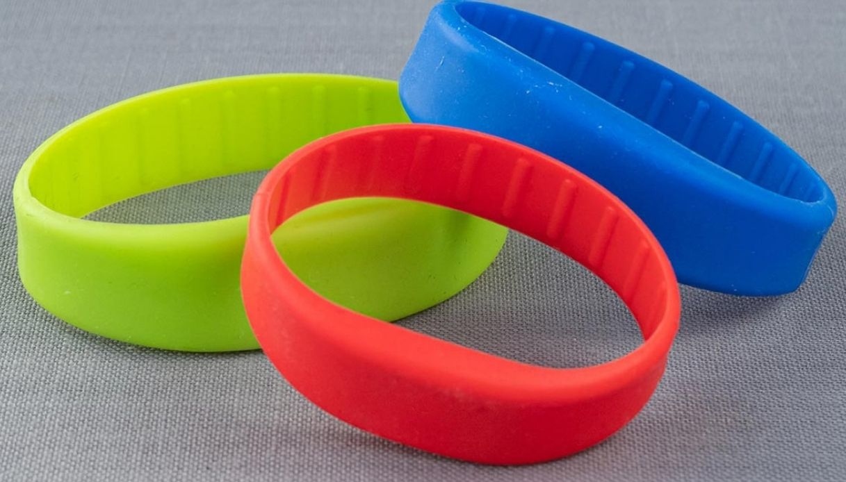 Attenzione alla truffa dei braccialetti per il 5G: sono radioattivi