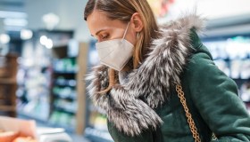 Mascherine: obbligo fino a 15 giugno in ospedali, trasporti e cinema