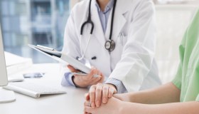 Allarme medici di base, 15 mln di italiani a rischio. Arriva la startup che ci cura a casa