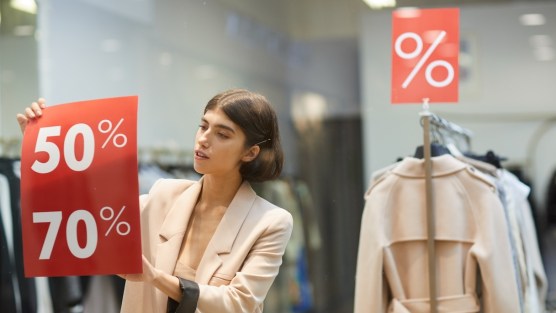 Come funzionano i saldi estivi e invernali in Italia