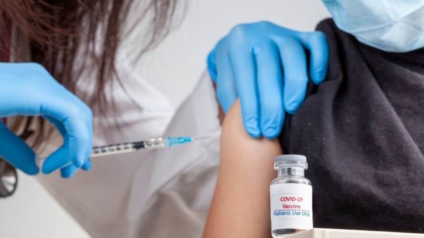 Via libera alla terza dose per i 12-15enni: ecco come prenotare