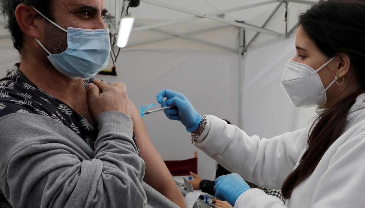 Via libera in Italia alla quarta dose: chi dovrà farla e quando