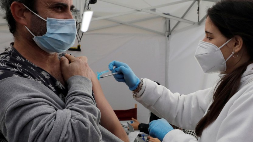 Via libera in Italia alla quarta dose: chi dovrà farla e quando