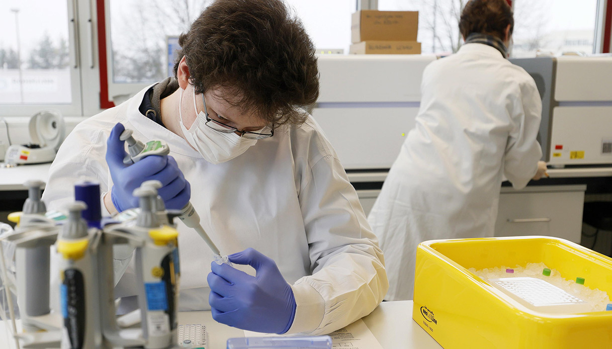 Covid, quanto sopravvive davvero la variante Omicron fuori dal corpo?