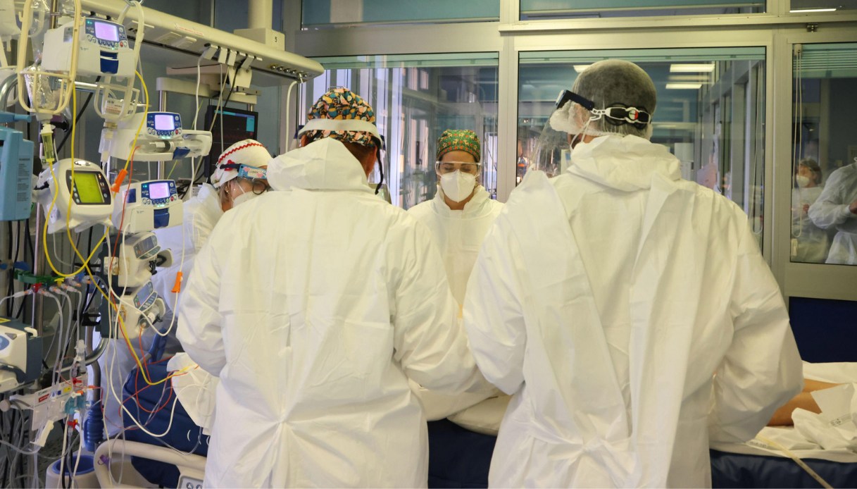 I dati su ricoveri e morte parlano chiaro: chi rischia davvero ora, e quanto