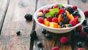 Attenzione ai pesticidi a tavola: i cibi che ne contengono di più