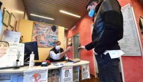 Green pass, le 9 attività commerciali esenti: dove non serve