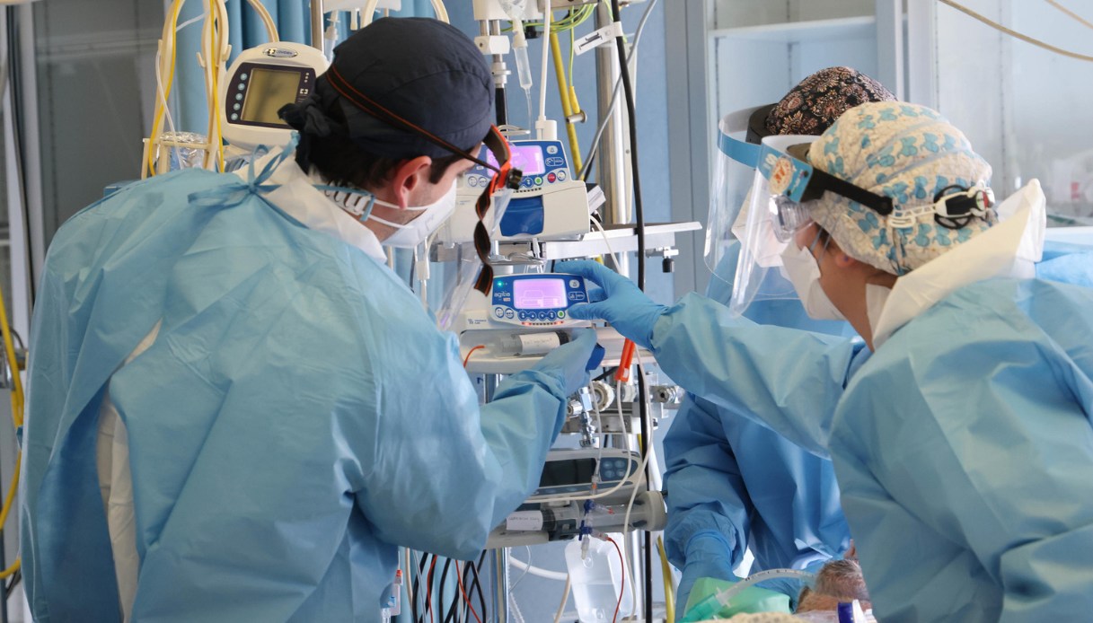 Da lunedì 24 rischio zona rossa in Italia: chi cambia colore