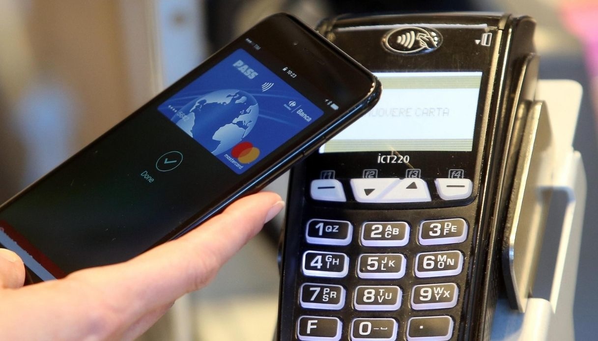 Pagamenti con carte e bancomat: salta l’obbligo e cambia tutto