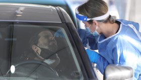 Variante Omicron, come si manifesta nei vaccinati: i sintomi più comuni