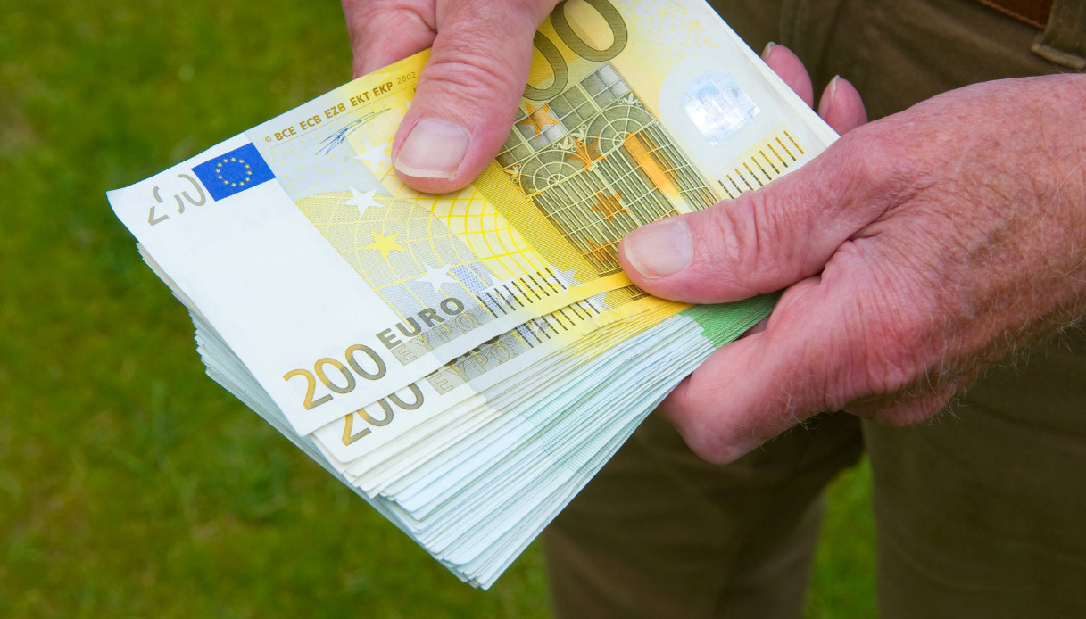 Pensioni, ipotesi uscita a 64 anni: come funziona e quanto conviene