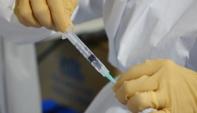 Terza dose del vaccino anche ai bambini, retromarcia per Pfizer