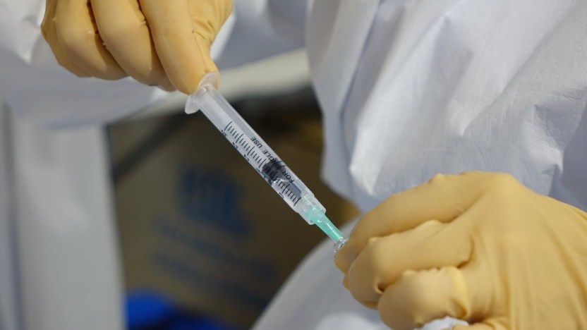 Terza dose del vaccino anche ai bambini, retromarcia per Pfizer