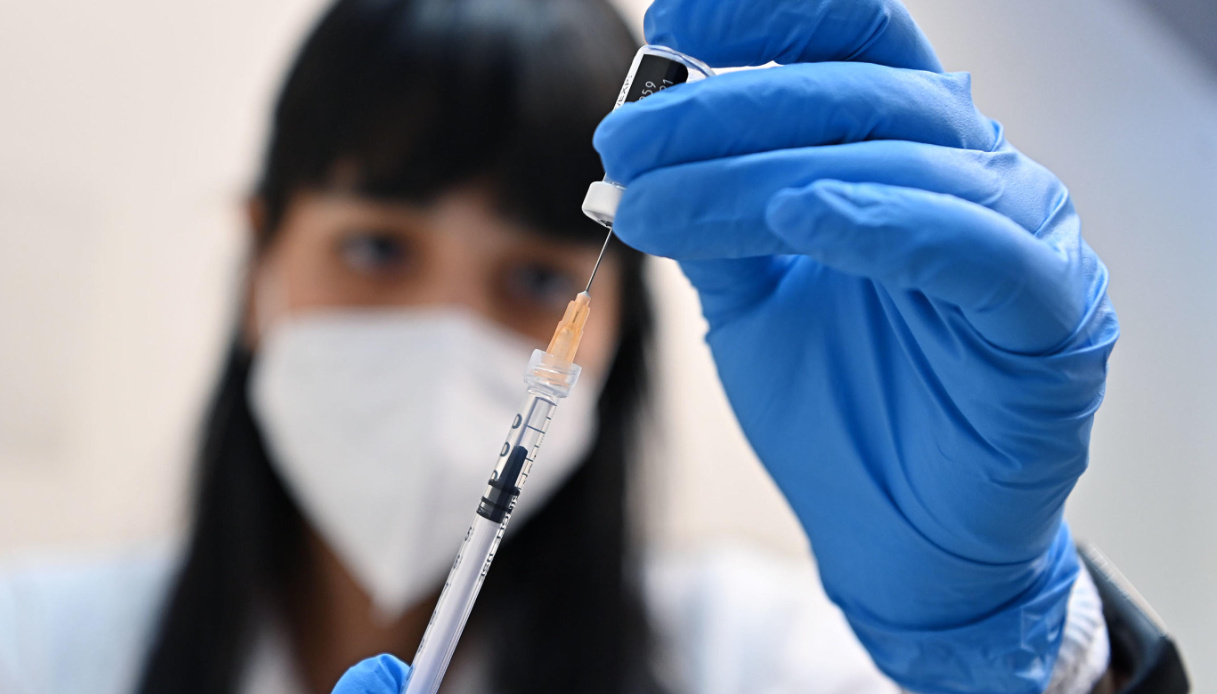 Vaccino, quarta dose al via: chi la deve fare subito e chi no