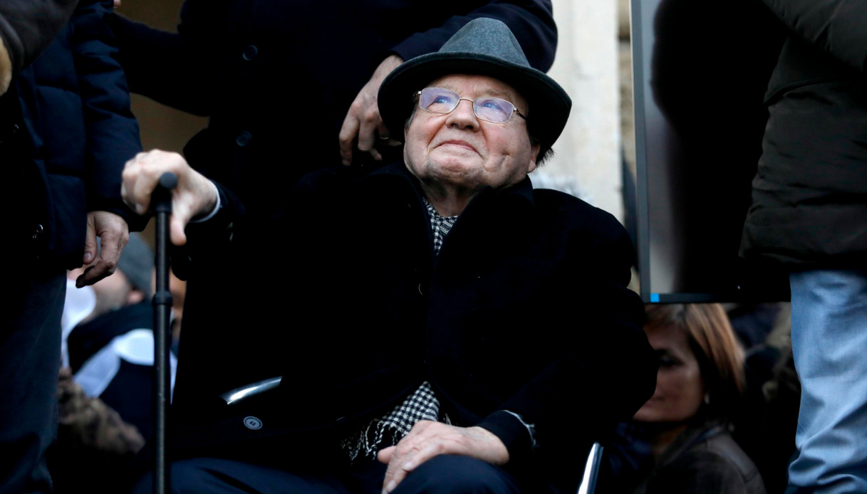 Chi era Luc Montagnier: dalla disputa sull’HIV alle strampalate teorie su autismo, papaya, tumori e Covid