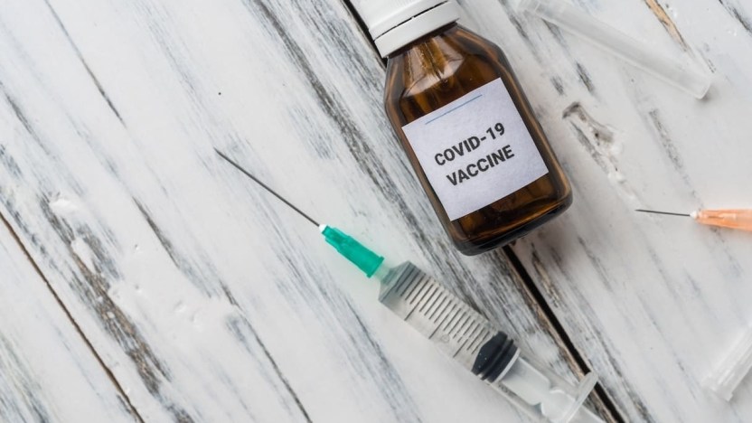 Vaccino, nuova scoperta su numero di dosi efficaci: cosa cambia in base all’età